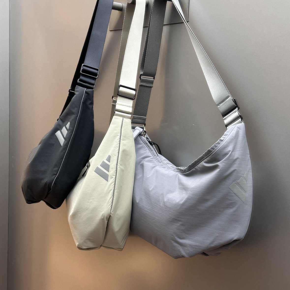 Adidas阿迪达斯 FOS 运动潮流户外背包挎包饺子包 JW1701 JX6717