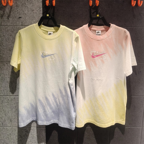 Nike耐克 女子运动休闲潮流扎染SWOOSH印花宽松短袖T恤 IR7557