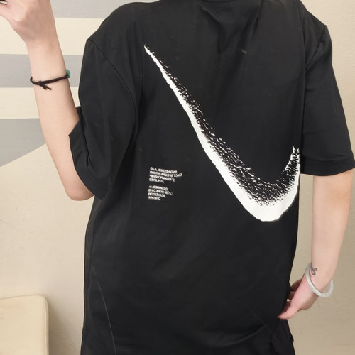 Nike耐克 SWOOSH大钩子男子运动休闲潮流速干短袖T恤 IF2198