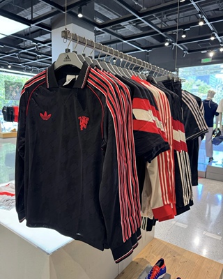 Adidas三叶草 男女运动休闲潮流暗纹曼联足球复古风长袖T恤IS6522