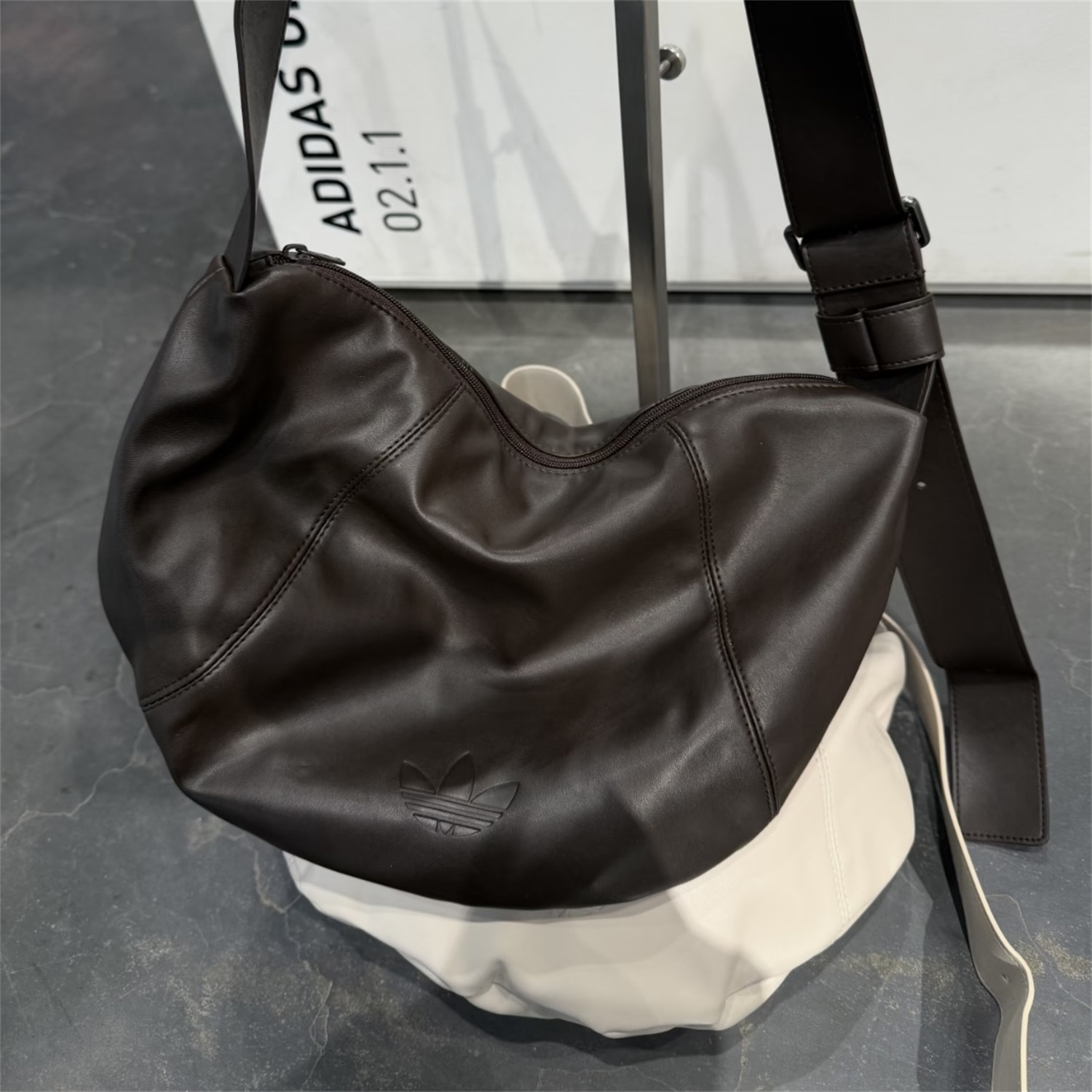 Adidas三叶草 运动休闲潮流皮质牛角包背包拎包 KQ7960 KQ5551,运动包/户外包/配件,挎包/拎包/休闲包,淘宝优惠券,粉丝福利购,淘宝优惠卷