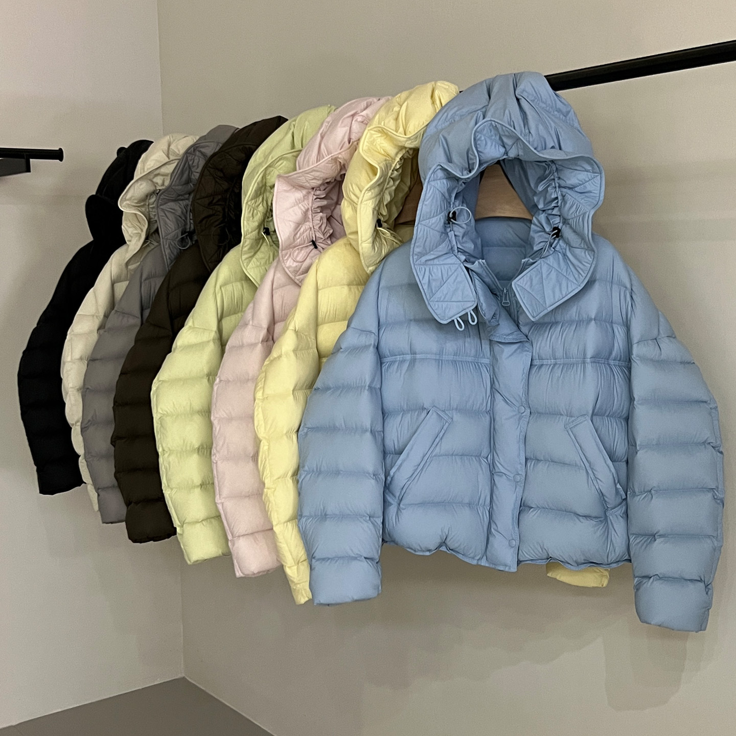 2025新款豌豆连帽短款羽绒服女