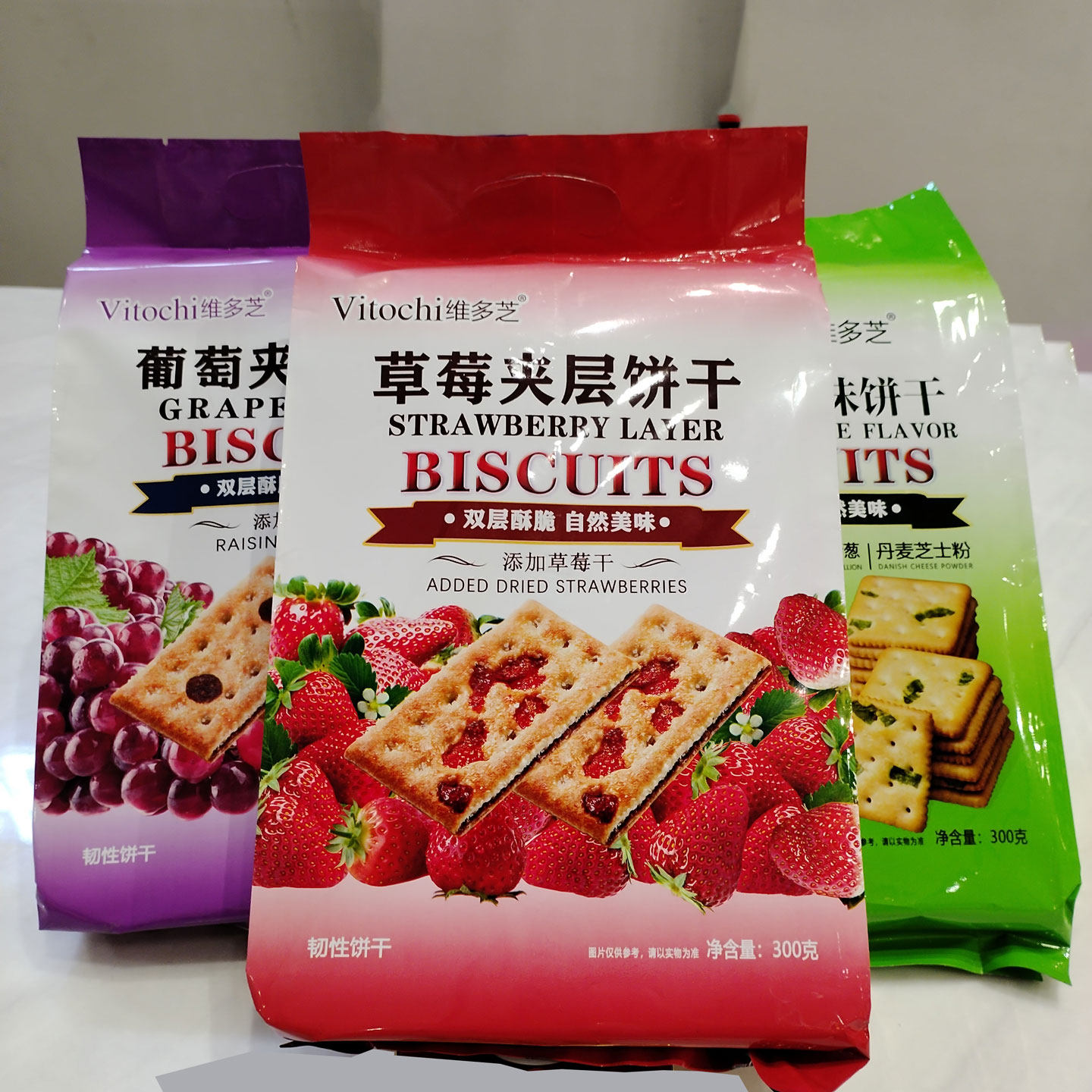 香港维多芝新款葡萄夹层饼干300g草莓味夹心代餐休闲零食独立包装