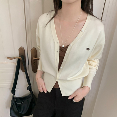 V领甜美宽松针织纽扣毛衣