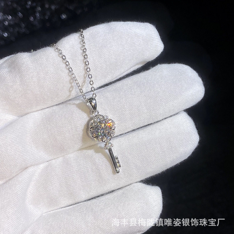 t家四叶草钥匙一克拉莫桑石项链女S925纯银锁骨链小众设计感百搭图片