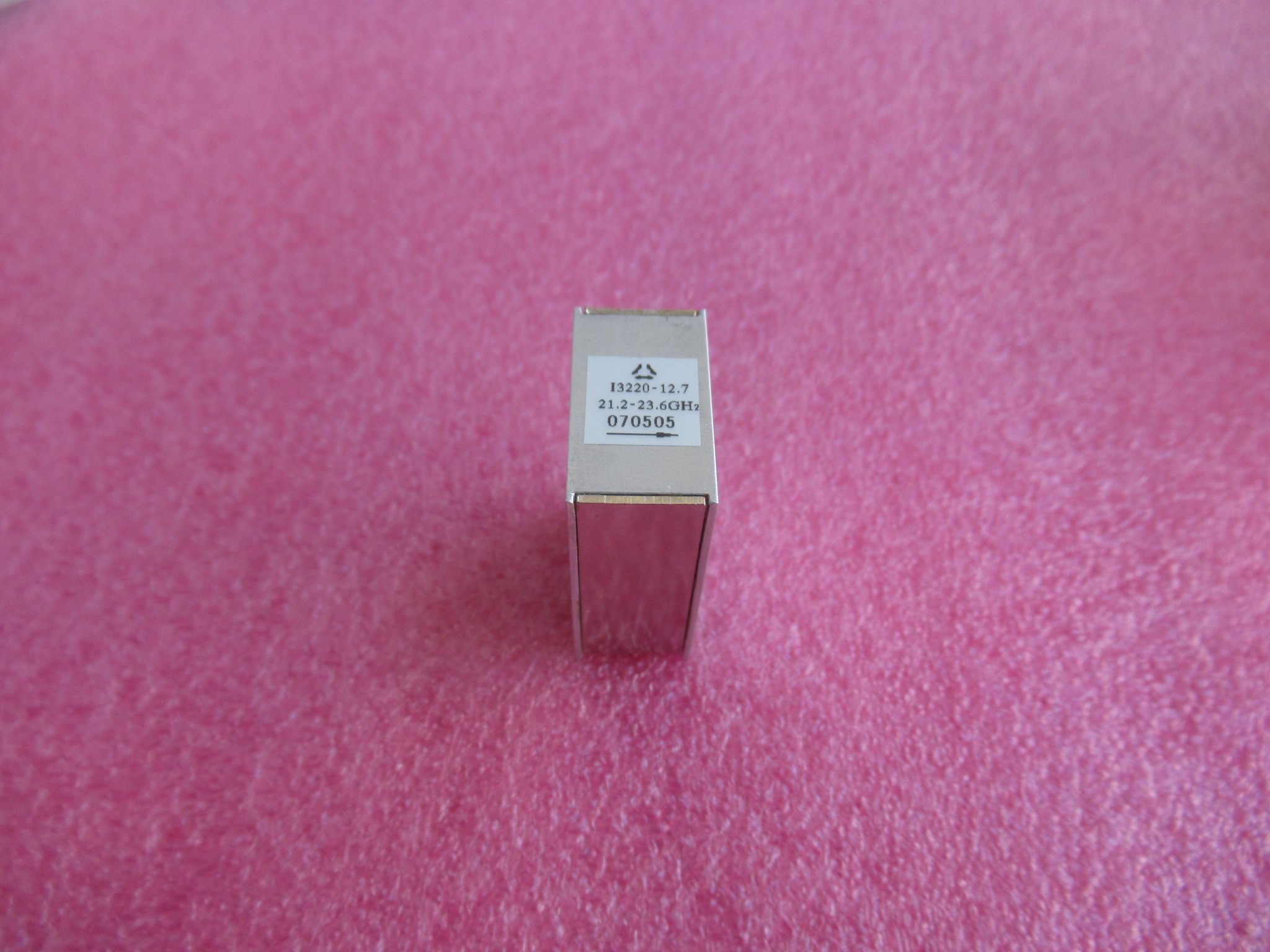 进口i3220-12.7 21.2-23.6ghz 隔离度典型20db 射频 波导隔离器