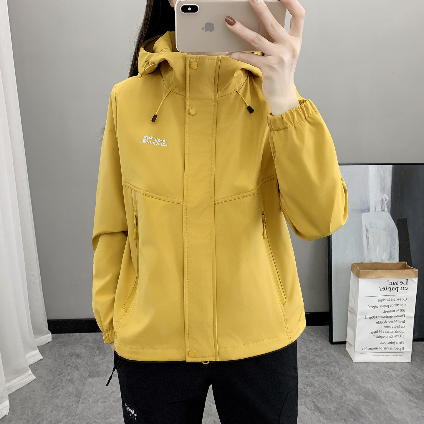 防风防泼水软壳女春季薄款冲锋衣图片