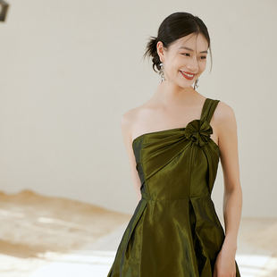之既《小青柠》复古绿斜肩款连衣裙花朵设计高级感晨袍小礼服年会