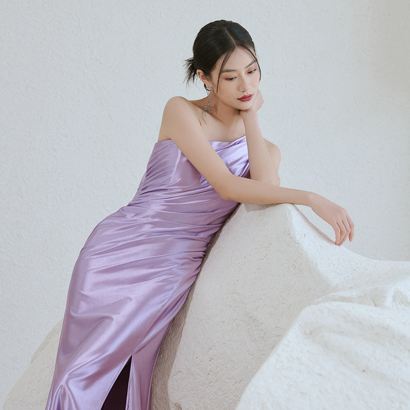之既斜肩礼服紫色弹力缎高级感露背绑带连衣裙度假公司年会晚装
