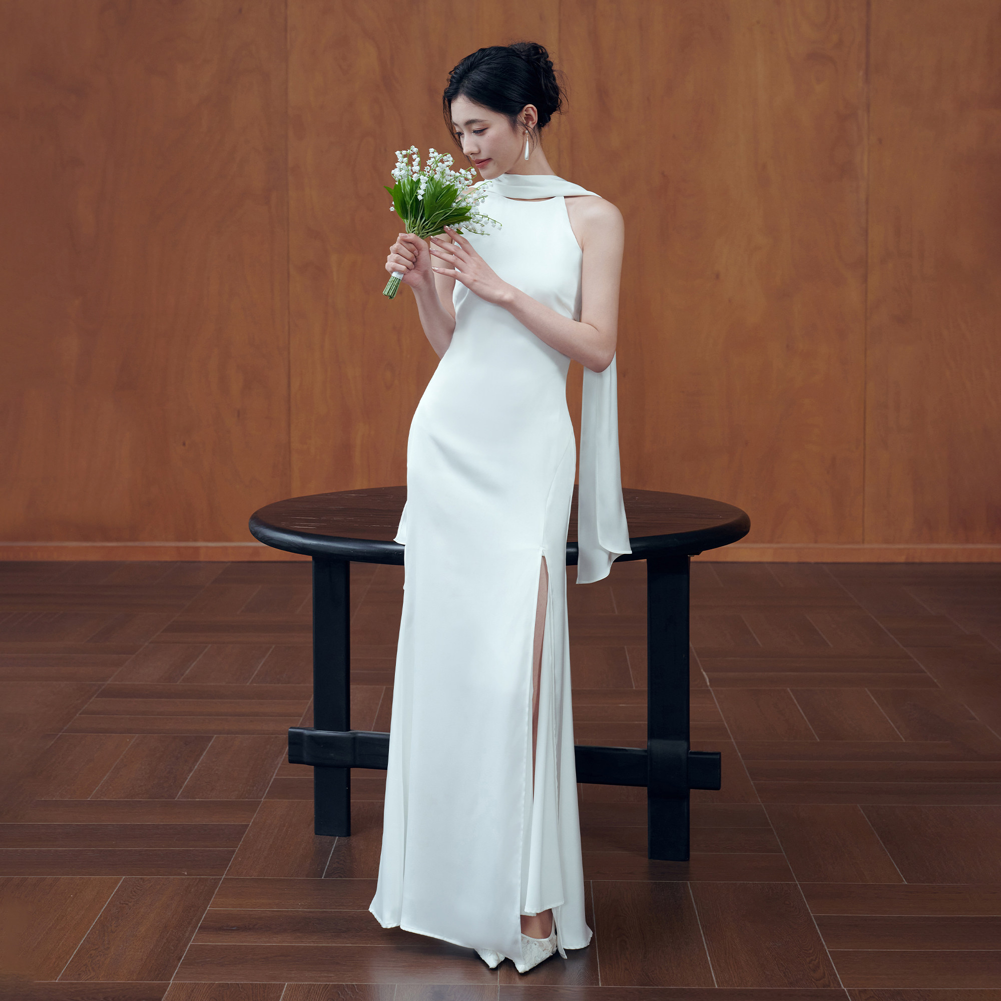之既白色优雅露背领证订婚礼服裙图片
