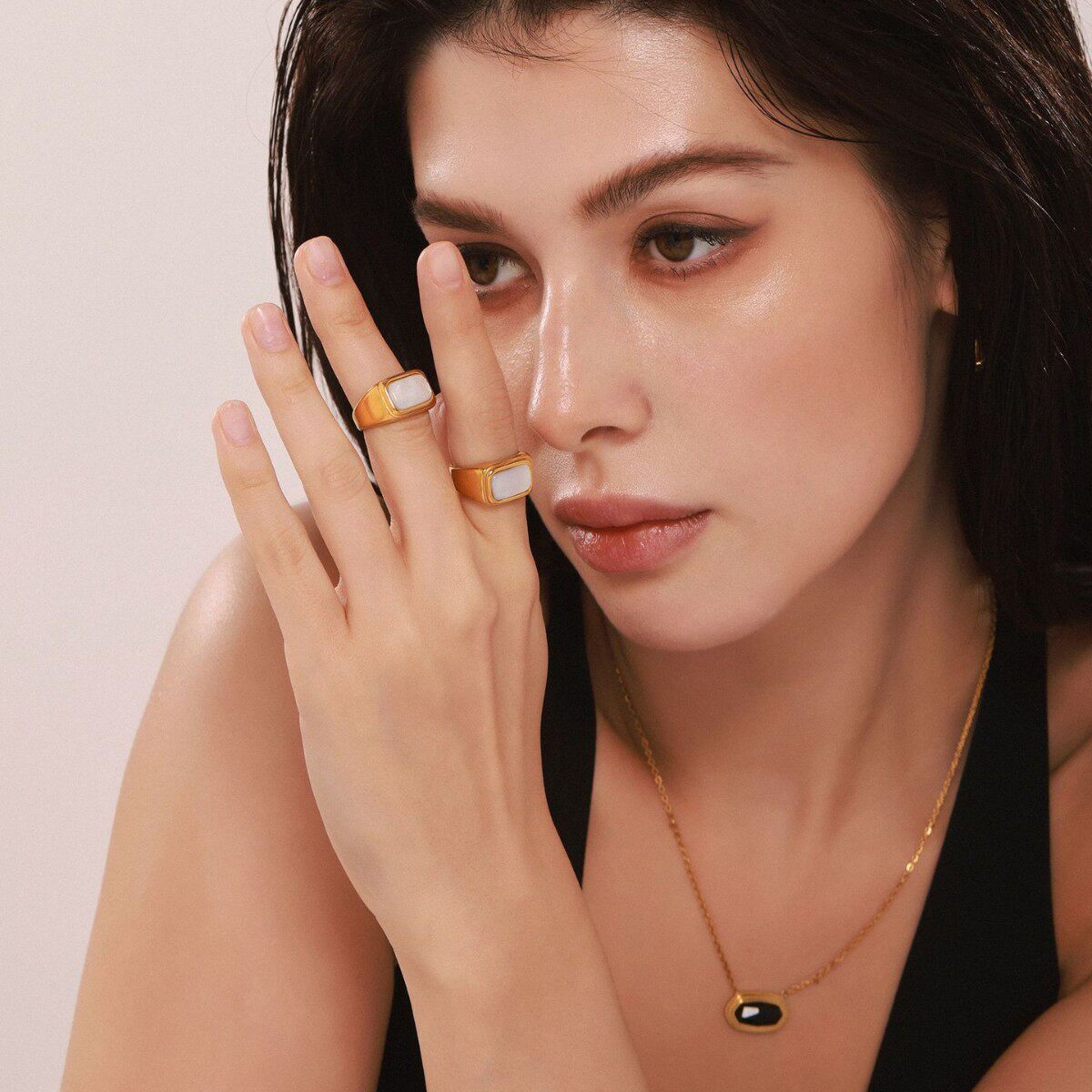新款欧美镶嵌白海贝戒指女钛钢镀真金时髦精致不掉色指环现货
