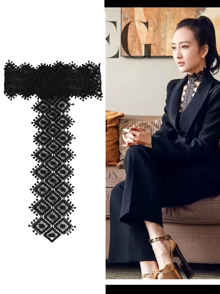 BLACK FASHIONABLE TEMPERAMENT FAKE COLLAR COLLARLESS LOW NECK LACE LAPEL HALTERNECK SUIT AND A WIDE NECKLACE EMBELLISHED BY A CELEBRITY