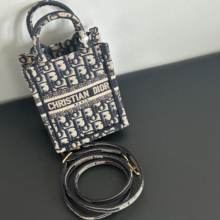 Dior老花刺绣手提斜挎小琴谱手机包