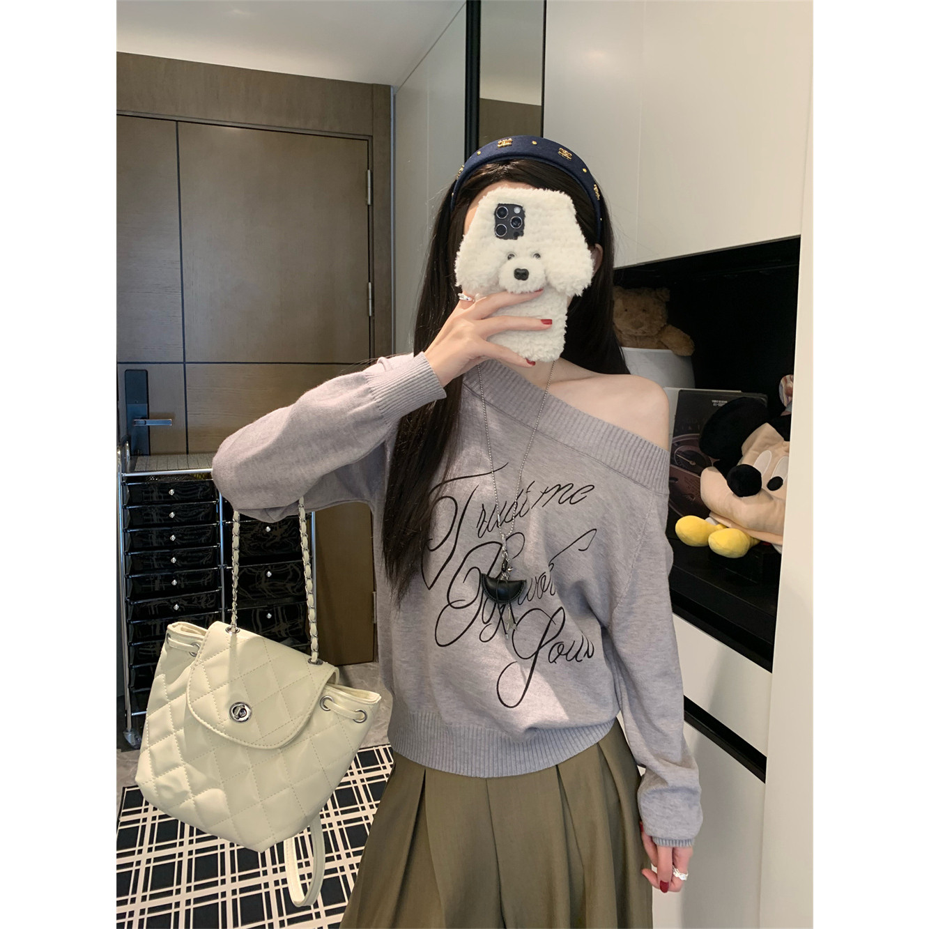 巨好看一字肩针织衫女秋显瘦字母印花长袖宽松露肩纯欲设计感上衣