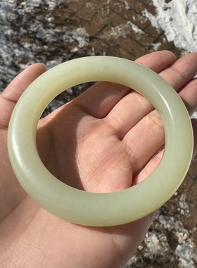 新疆和田玉且末暖黄白手镯胖泥鳅背