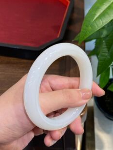 新疆和田玉且末羊脂白玉泥鳅背油润带证书