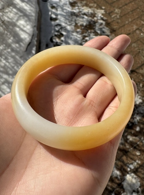 新疆和田玉且末粉糖白玉手镯油润细腻泥鳅背