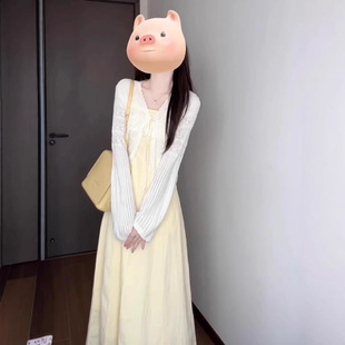 2026早春季高级感夏日绝美黄色背带连衣裙子新款女装长裙针织套装