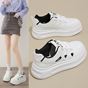 初中女生鞋子厚底爱心小白鞋女2025新款秋季学生百搭增高显高板鞋
