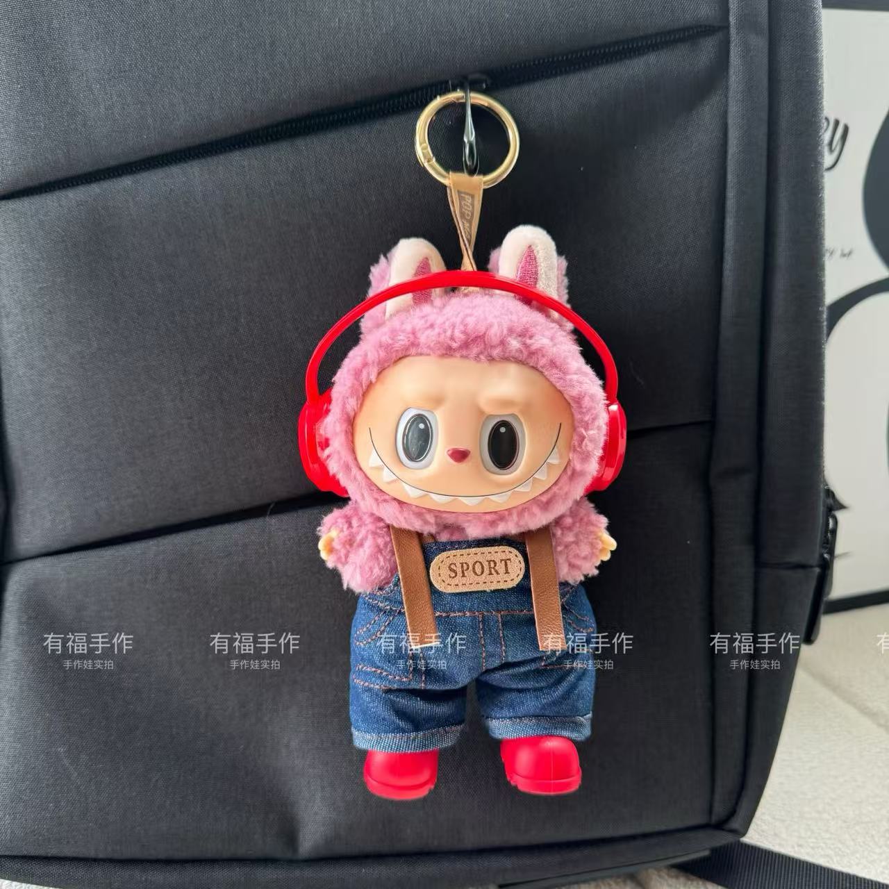 红色耳机背带裤包包挂件可爱娃衣