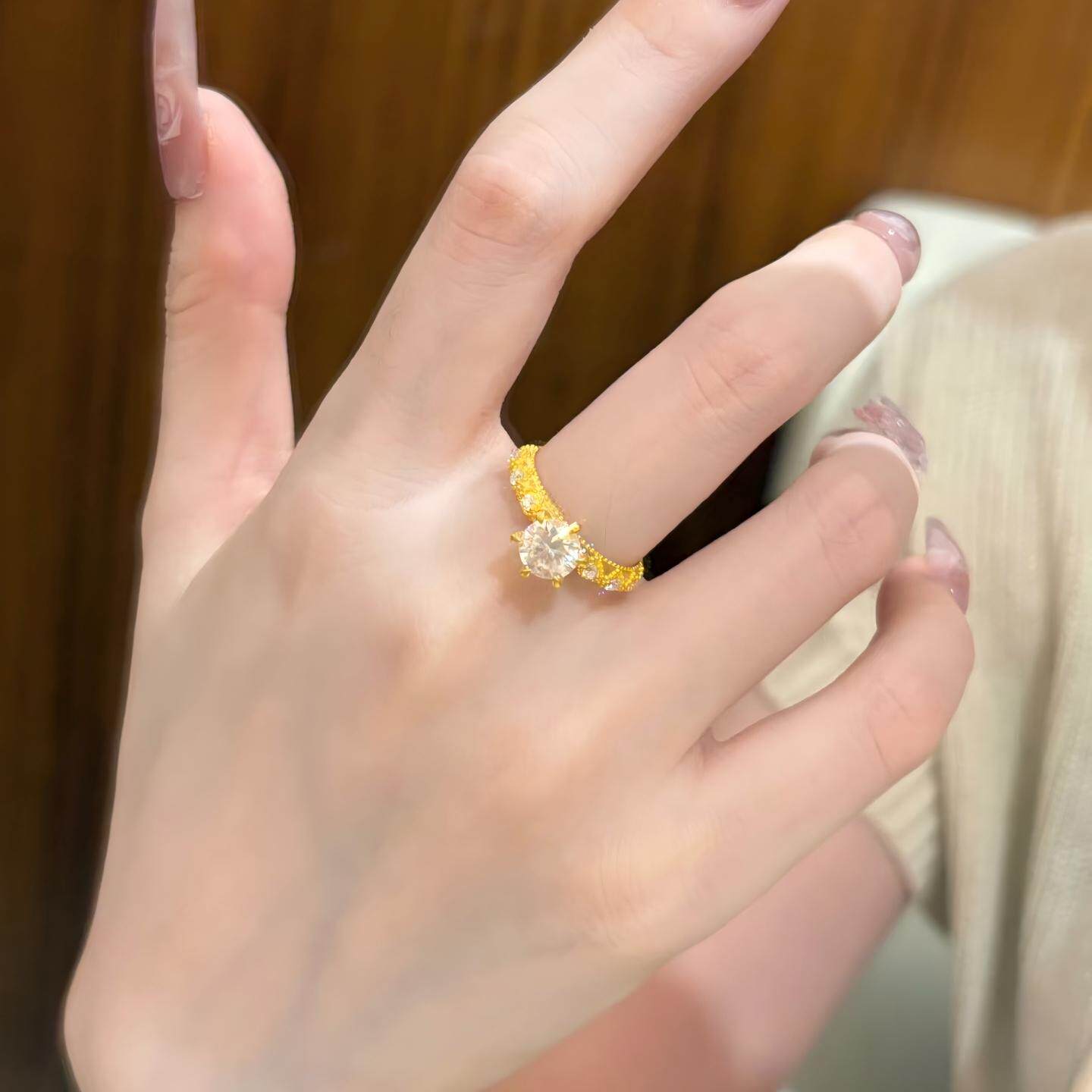 结婚戒指锆石对戒仿真黄金色婚嫁首饰订婚指环假钻戒求婚道具一对