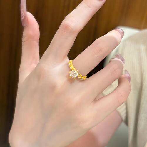 结婚戒指锆石对戒仿真黄金色婚嫁首饰订婚指环假钻戒求婚道具一对