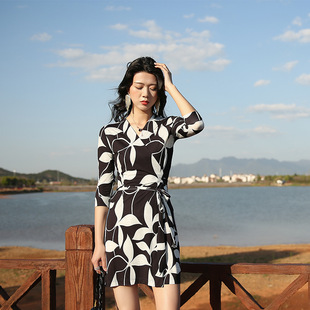 欧美新品一片式V领印花修身显瘦气质短款连衣裙女PG DVF2026春夏