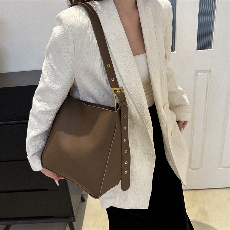 九青松单肩斜挎包车缝线大