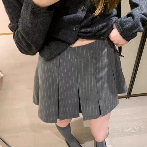 灰色miu系学院风条纹百褶裙