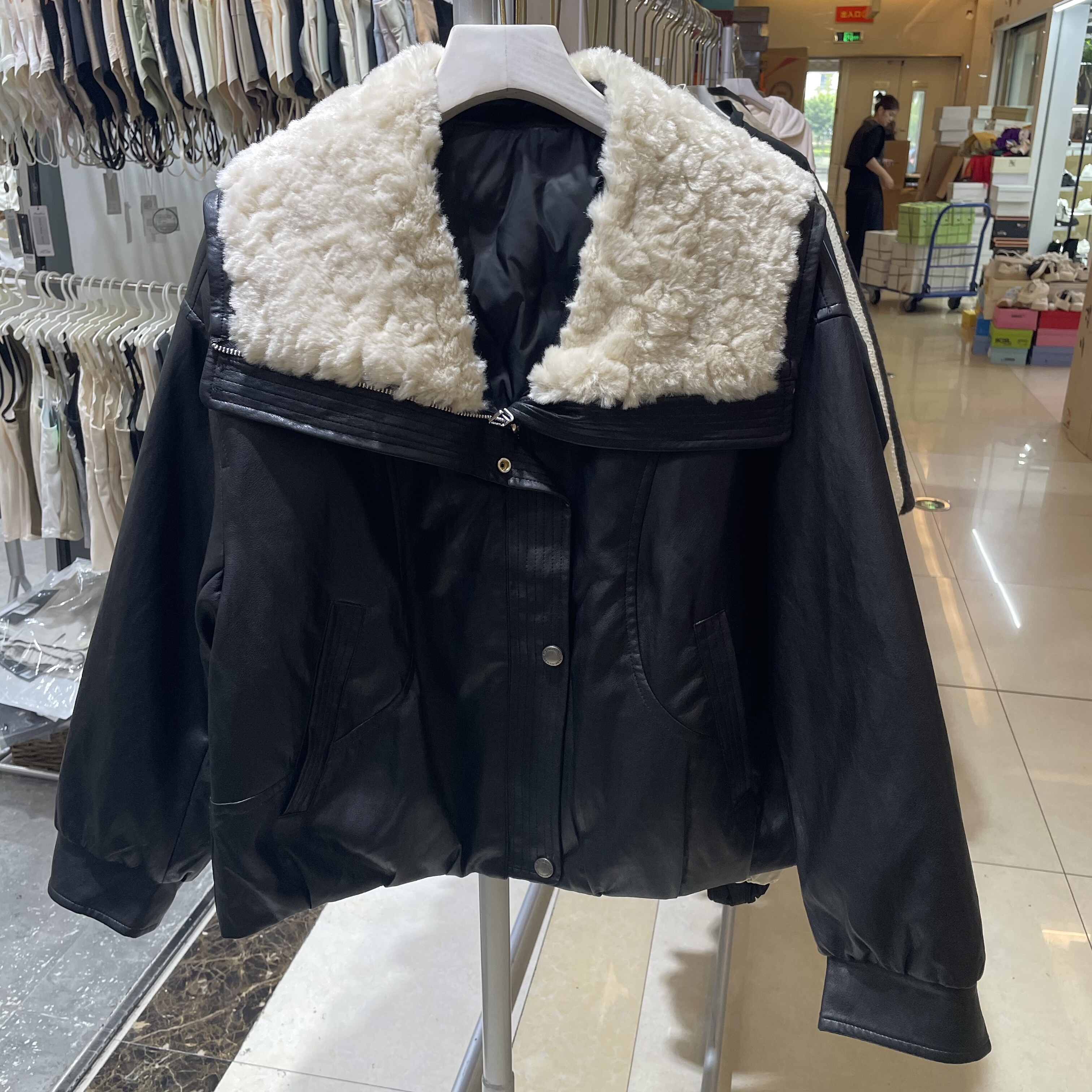 羊羔毛领PU皮白鸭绒羽绒服女欧洲站2025冬装新款欧货女时尚外套潮