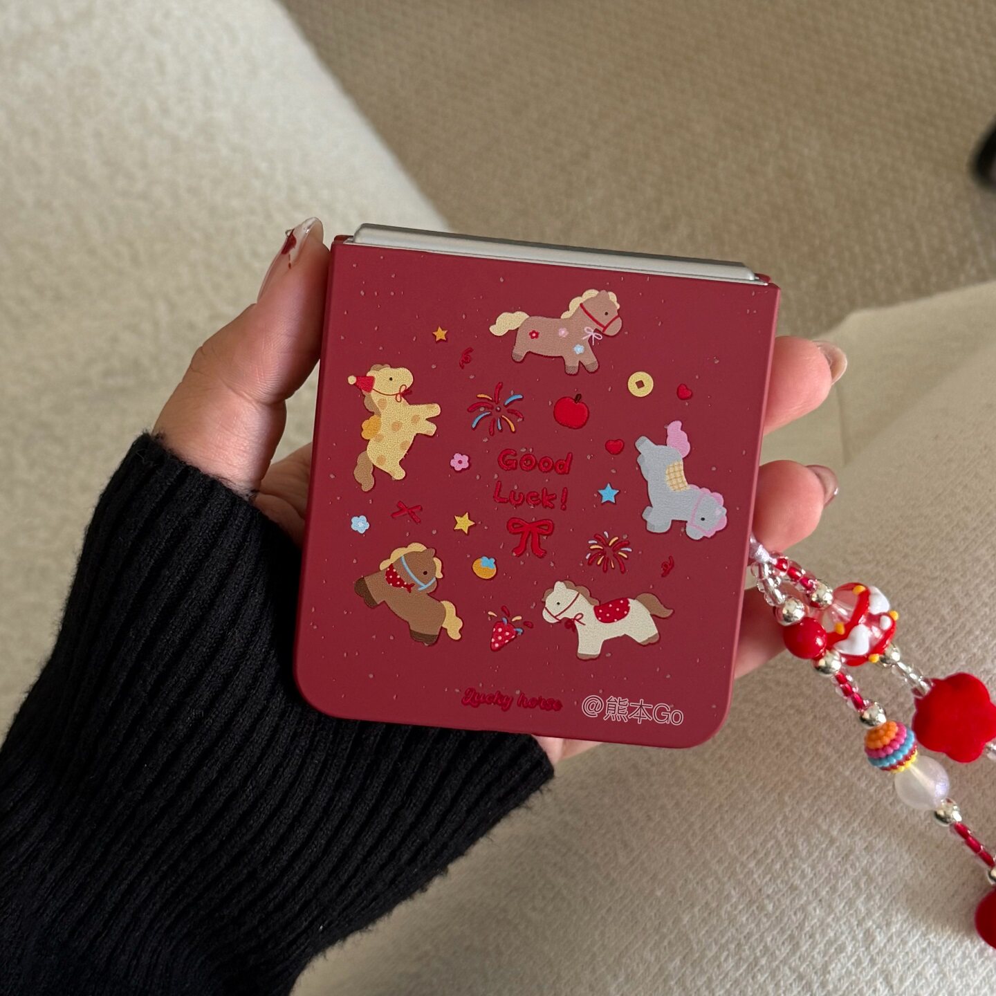 可爱小马新年红适用华为purax手机壳小米Mixflip2硬壳三星ZFLIP7/6/5保护套novaflip s挂链pocket2荣耀Vflip2