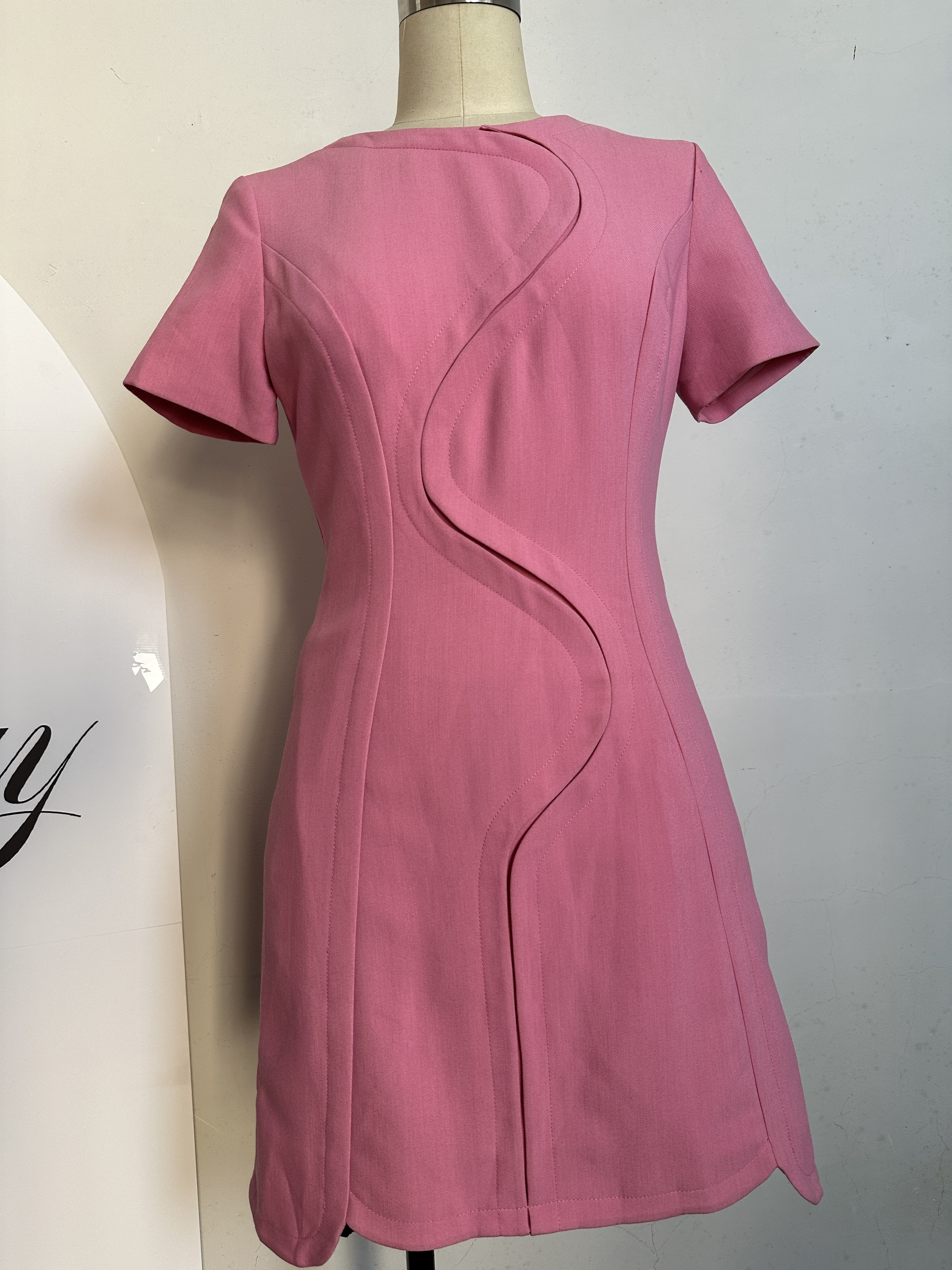 粉色收腰显腿气质连衣裙