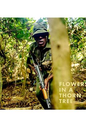 【预售】Steven Thackston：荆棘树上的花（肯尼亚野生动物保护记录） Flowers in a Thorn Tree 原版英文摄影作品集纪实图书