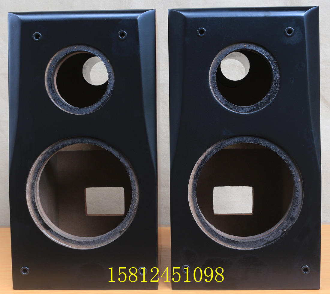 此款音箱采用高密度板贴天然酸枝木皮手工制作而成