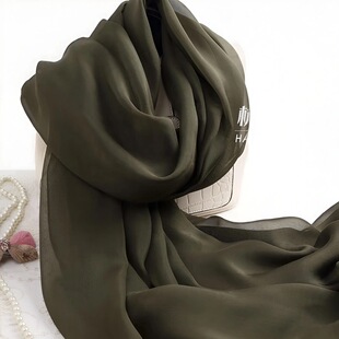 橄榄绿杭州旅游围巾纯色女长款真丝设计经典长款丝巾披肩洋气