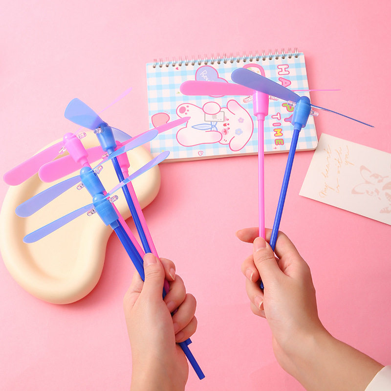 빛나는 대나무 잠자리 향수 빛나는 장난감 포스트 80년대 야시장 진흥을 위한 작은 선물 야외 플래시 장난감 스톨 공급