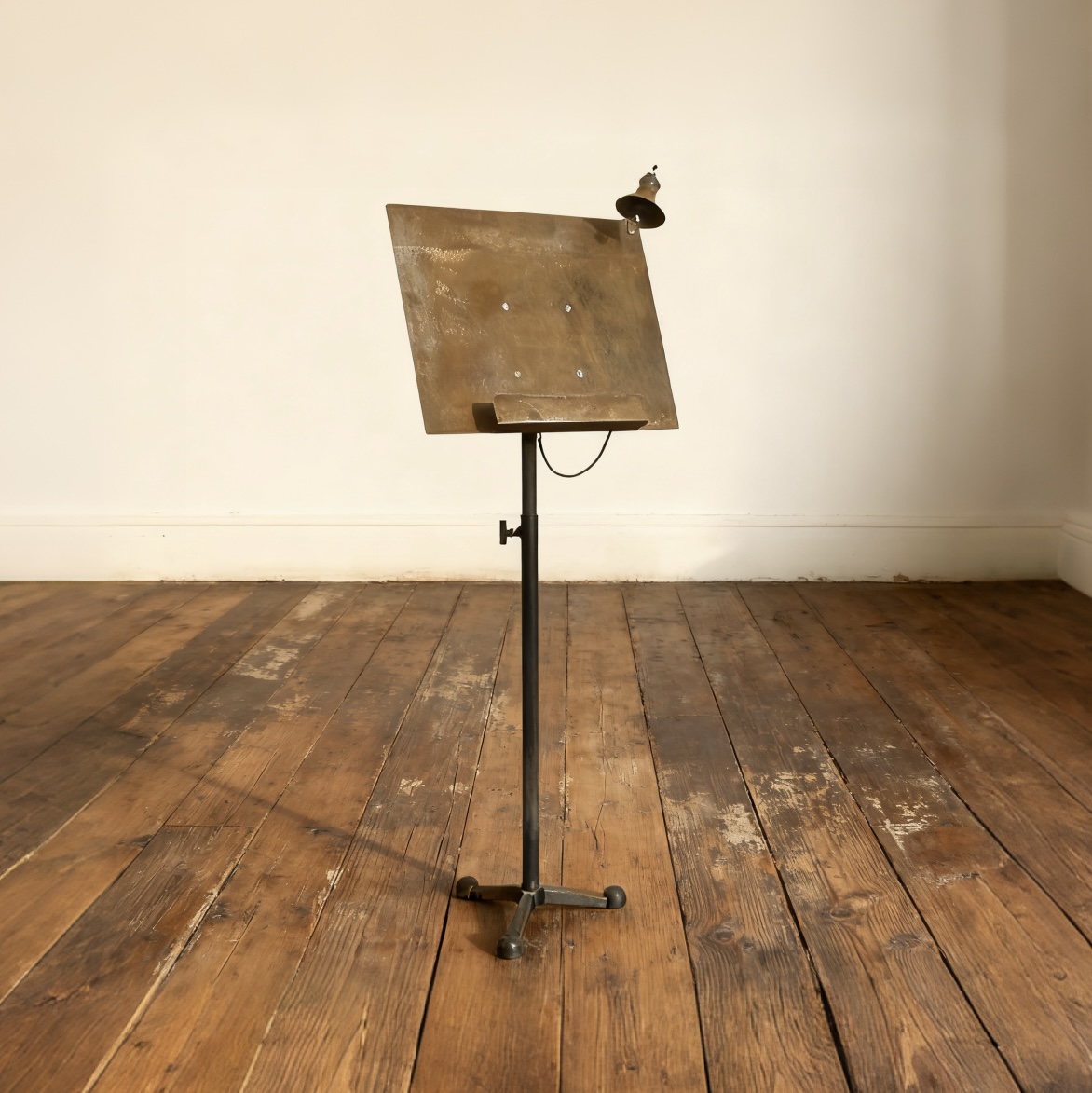 中古做旧铁艺生锈琴谱架高级感落地杂志菜单复古咖啡店招牌架子