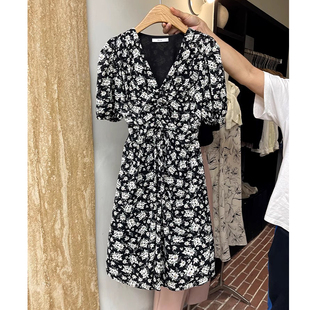 finoa连衣裙女新款女装宽松碎花抽皱显瘦夏季短袖V领中款时尚