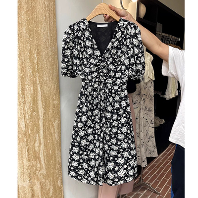 finoa连衣裙女新款女装宽松碎花抽皱显瘦夏季短袖V领中款时尚