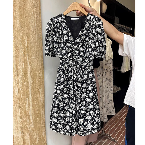 finoa连衣裙女新款女装宽松碎花抽皱显瘦夏季短袖V领中款时尚