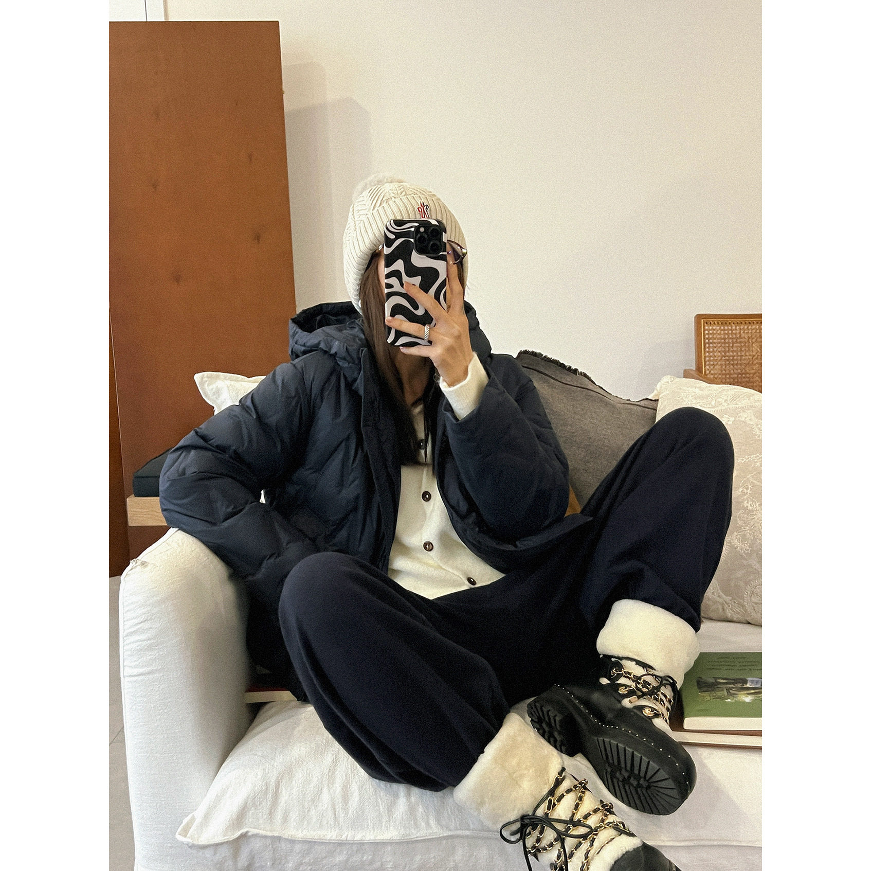 Tania 90白鸭绒简约压胶女士工艺白鸭绒长袖连帽25秋冬羽绒服外套