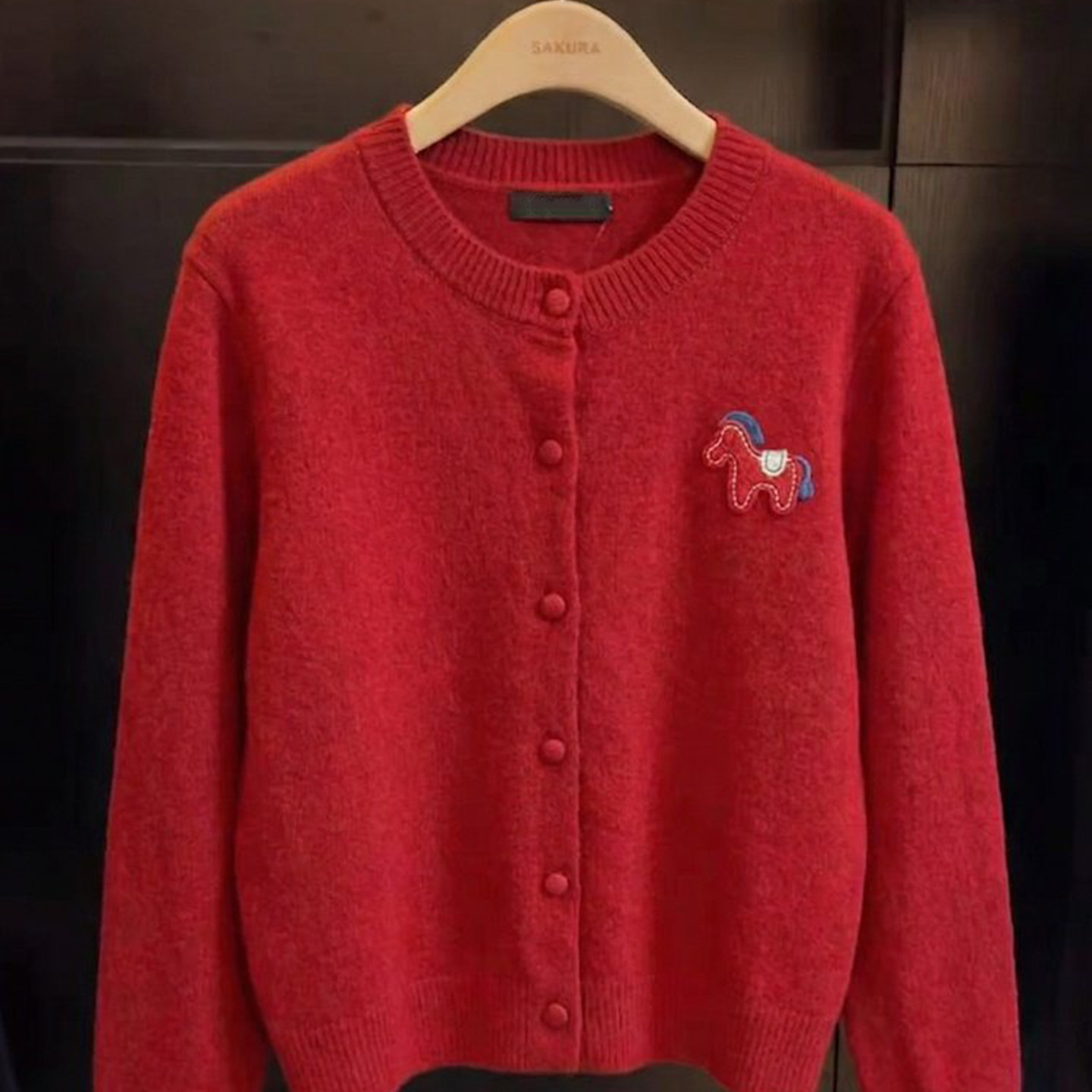 新年衣服红色小马刺绣圆领针织开衫女2026秋冬百搭高级感毛衣小衫,女装/女士精品,大码内搭,淘宝优惠券,粉丝福利购,淘宝优惠卷