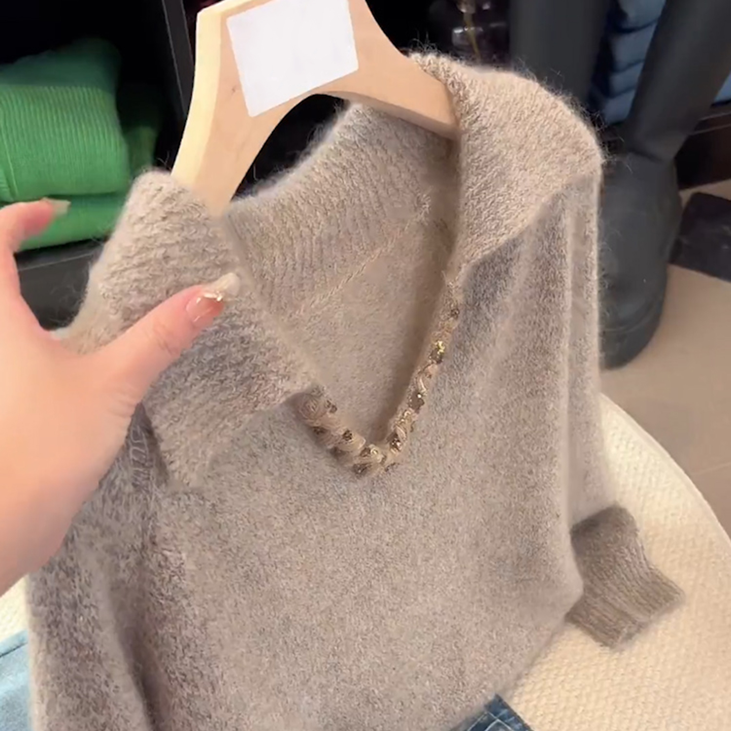 洋气时尚重工亮片翻领针织衫女装