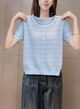 洋气度假风蓝色圆领短袖针织衫女装2026夏季纽扣装饰百搭减龄上衣