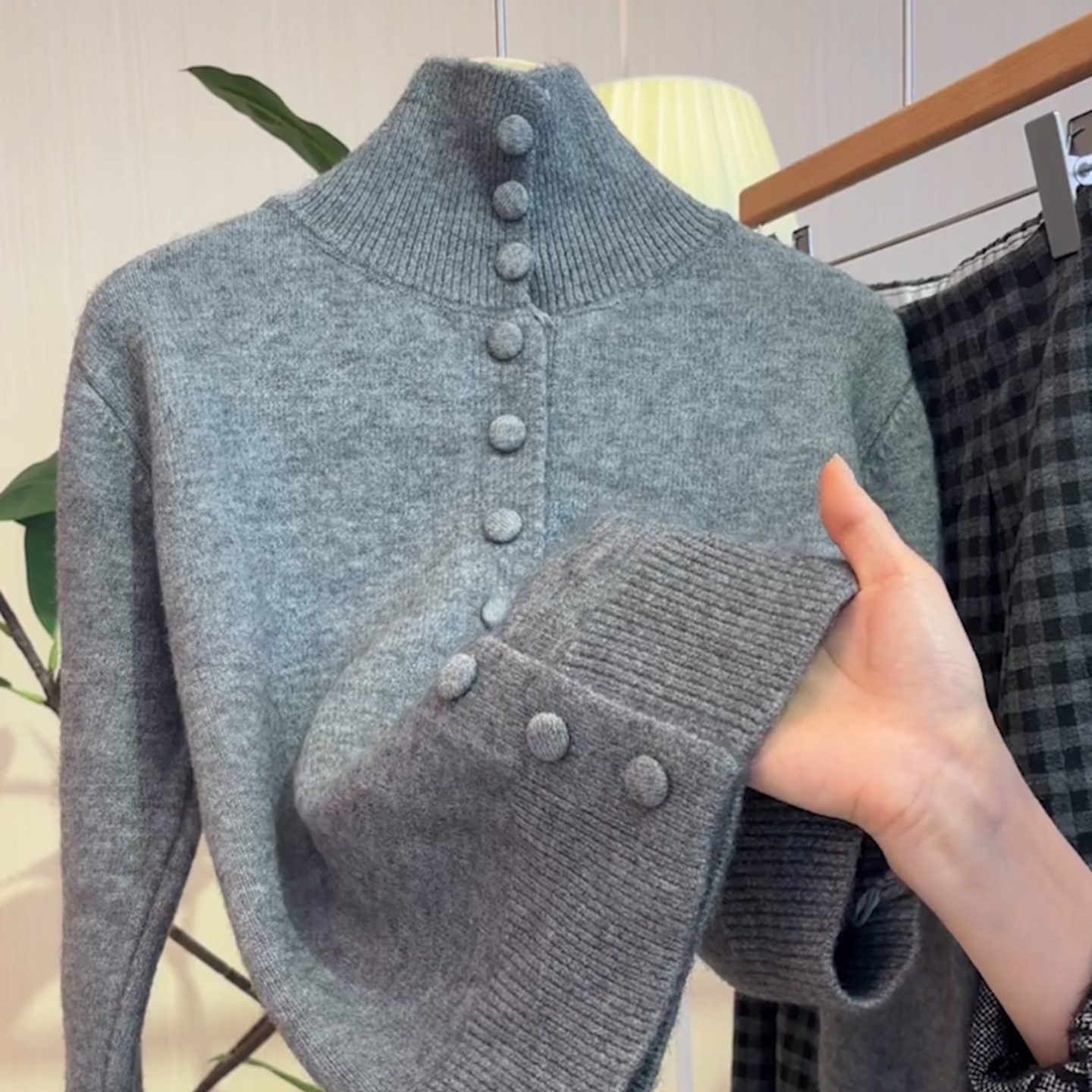 简约纯色高领单排扣针织衫毛衣女
