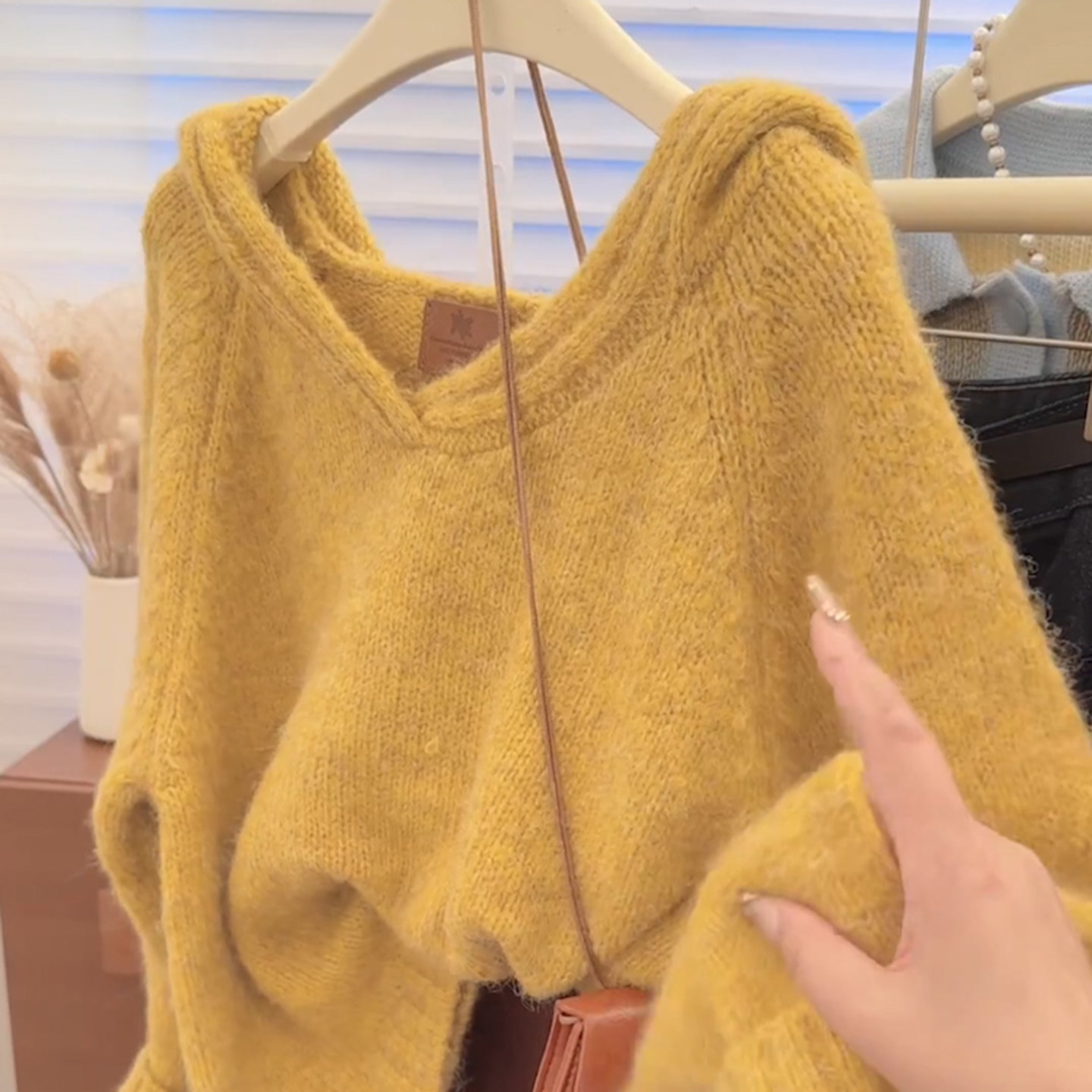 秋冬新款温柔风黄色连帽针织衫女
