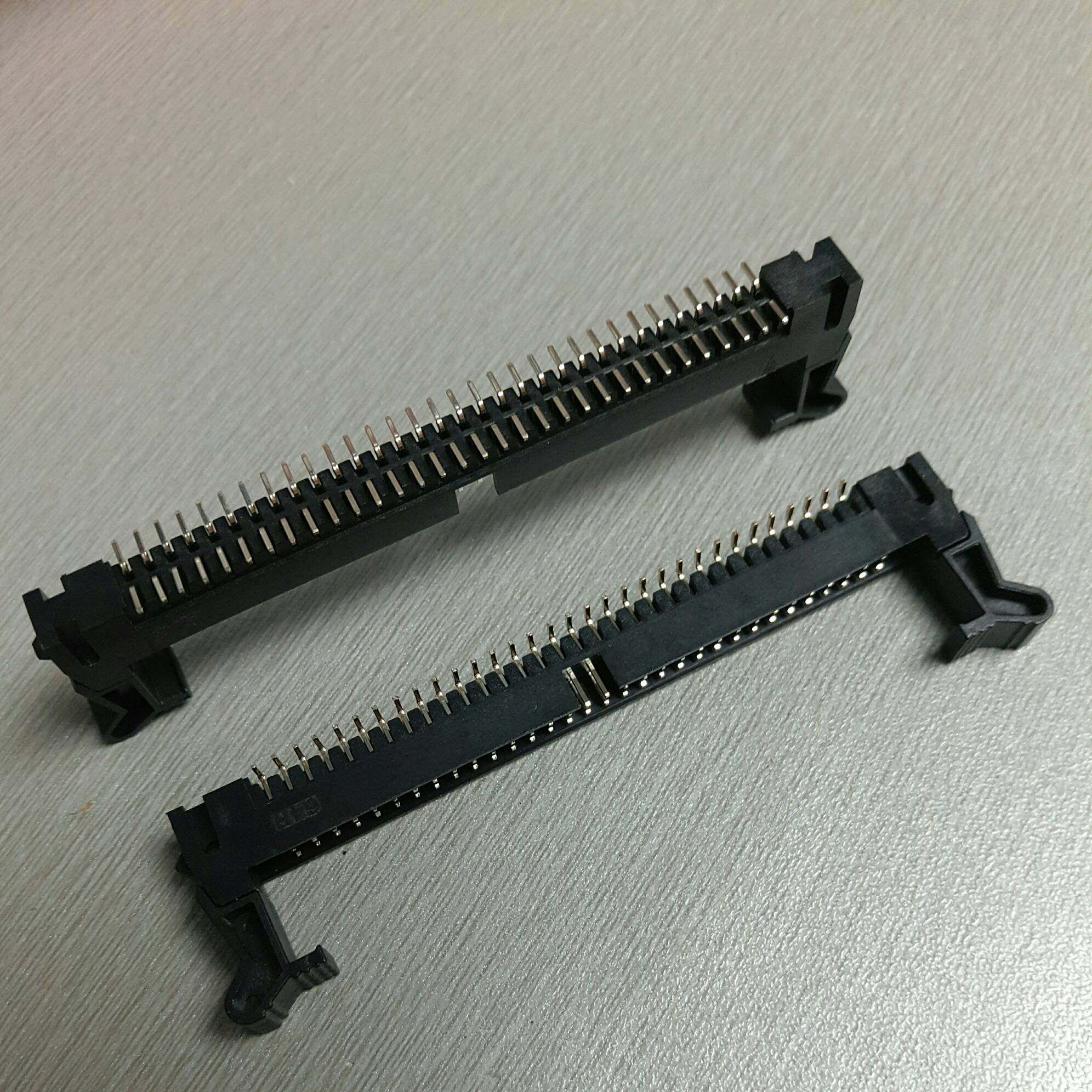 2.0mm间距 64PIN贴片牛角插座 2.54-2*32P立式表贴带耳勾勾连接器