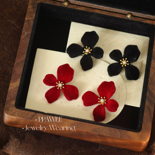 半岛绒花|红色丝绒花朵耳钉秋冬复古耳环2026新款爆款高级感耳饰