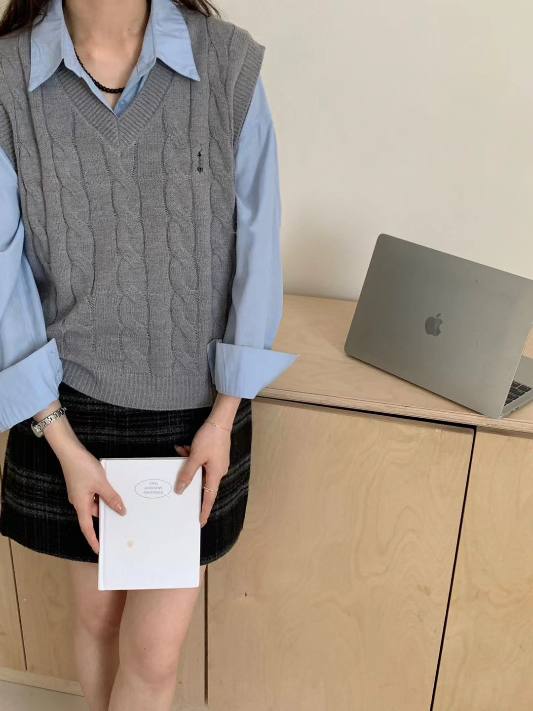 秋冬新款韩版学院风V领刺绣针织马甲背心女叠穿外搭毛衣坎肩上衣