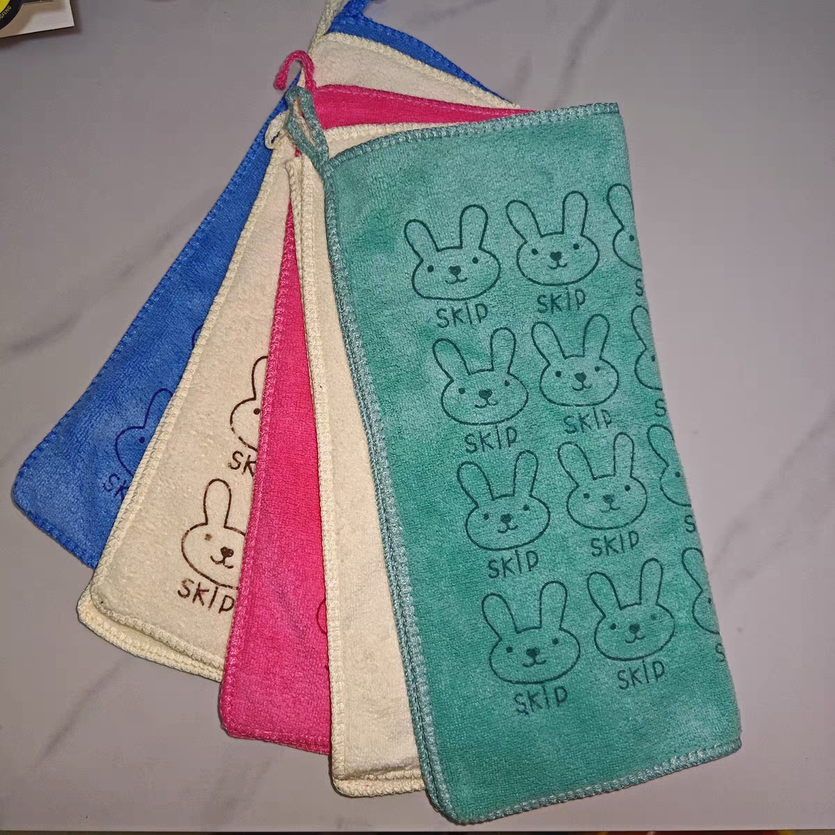 幼儿园卡通小方巾口水巾擦脸擦手不易掉毛柔软吸水挂钩厨房百洁布